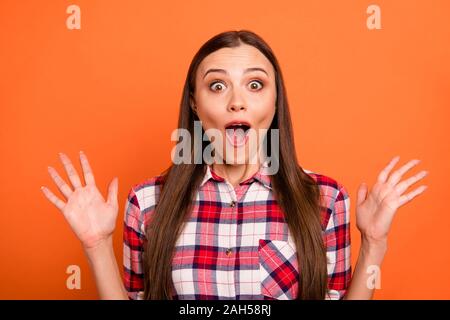 Close up foto ritratto emotiva di allegra festa deliziosa contentissimo lady millenario, ottenendo grande presente indossando red plaid outfit avente andare Foto Stock