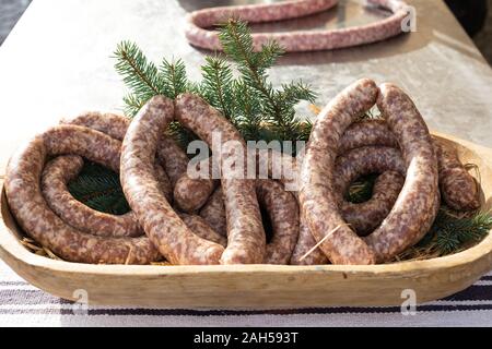 Foto di un tradizionale artigianale rumena piccante Salsiccia secca Foto Stock