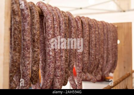 Foto di un tradizionale artigianale rumena piccante Salsiccia secca Foto Stock