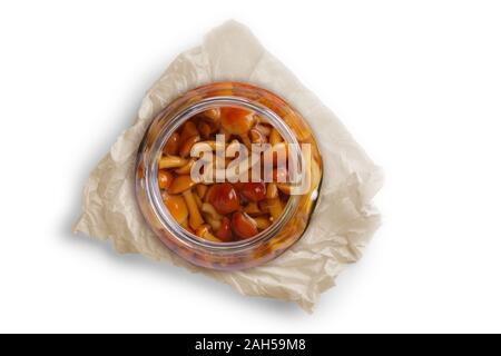 Vista dall'alto di aprire un vasetto di miele sottaceto funghi isolati su bianco Foto Stock