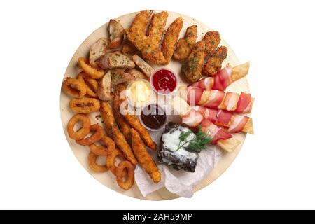 Grandi serie di snack per la birra con anelli di cipolla e carota in panatura, ali di pollo, aglio pane marrone e pancetta Foto Stock