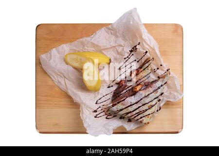 Thin frittelle farcite con banana e formaggio a pasta morbida isolato su bianco Foto Stock