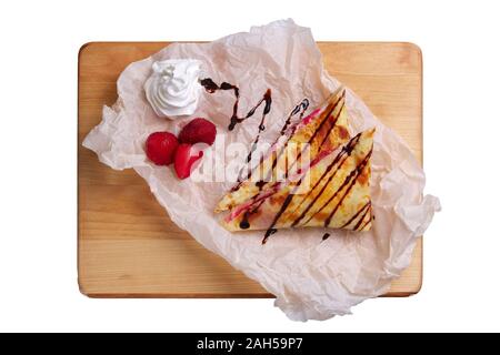 Thin frittelle farcite con fragola e formaggio a pasta morbida isolato su bianco Foto Stock