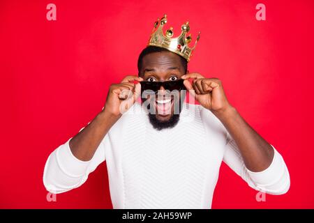 Cosa... Prom re di partito. Davvero. Close up foto di stupiti funky pelle scura uomo sente incredibile news scream wow omg toccare specs usura principe bianco sty Foto Stock