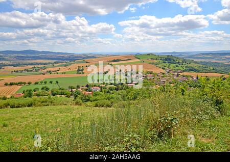 Bellissimo paesaggio rurale con cielo blu, spettacolari nuvole e campi di grano nella regione Auvergne in Francia Foto Stock