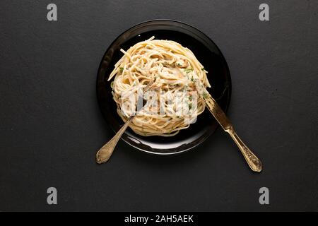 Gamberetti in pasta cremosa salsa di aglio. Delizioso. Foto Stock