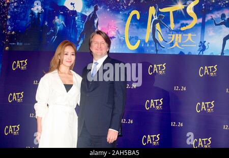 Tom Hooper e Ock Joo-Hyun (Fin.K.L.), Dec 23, 2019 : Australian-British regista Tom Hooper (R) e a sud di un cantante coreano e il teatro musicale attrice Ock Joo-Hyun rappresentano per i fotografi durante una conferenza stampa per un musical fantasy film " Gatti ", che è stato diretto da Hooper, a Seul, in Corea del Sud. Credito: Lee Jae-Won/AFLO/Alamy Live News Foto Stock