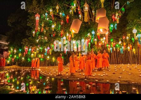 Chaing Mai, Tailandia - 03 Novembre 2017: Loy Krathong festival di Chiangmai. Monaco tradizionale luce pallone galleggiante realizzato in carta annualmente a Wat Ph Foto Stock