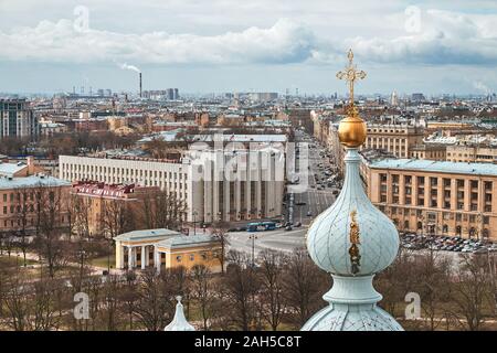 SAINT PETERSBURG, Russia - 15 Aprile 2015: la vista aerea di Smolny Cattedrale e la città di San Pietroburgo, Russia Foto Stock