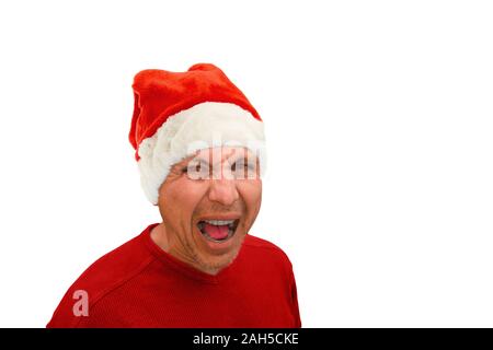 Furious Santa. Uomo con volto arrabbiato a Santa Claus hat guarda nella telecamera e grida. Isolato di fronte completo ritratto su sfondo bianco. Bad parte per le vacanze Foto Stock