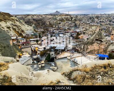 Ospita tra le montagne. Vista sulla città. Cappadocia. La Turchia. Il 5 novembre 2019 il paesaggio Foto Stock