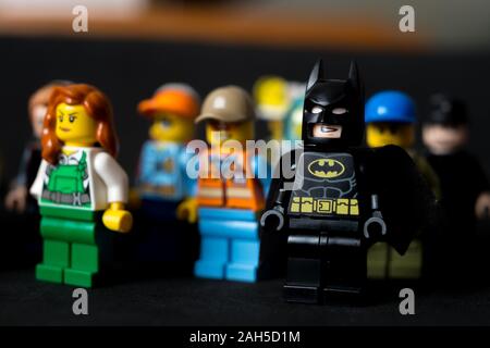 Sibiu, Romania - 23 aprile 2019. Lego minifigures su sfondo nero Foto Stock