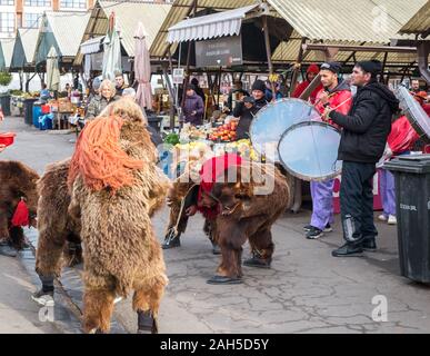 Sibiu, Romania - 21 dicembre 2019. Natale rumeno costumi tradizionali chiamati Bear dancing, la vigilia di Natale, in Cibin mercato ortofrutticolo da S Foto Stock