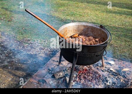 Rumeno tradizionale cibo preparato al calderone sul fuoco aperto con legno, tradizione di Natale Foto Stock