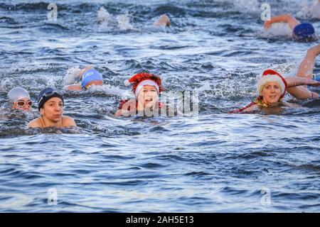 Hyde Park, Londra, 25 dic 2019. I nuotatori durante la gara. Il tradizionale il giorno di Natale gara di nuoto per la 'Peter Pan Cup' è tenuto presso la piscina a serpentina Club nell'Hyde Park di Londra. Nuotatori di tutte le età coraggioso il clima invernale e freddo acqua aperta della serpentina per il tradizionale evento, swum oltre 100 yard corso. La gara che si svolge ogni anno a partire dal 1864. Credito: Imageplotter/Alamy Live News Foto Stock