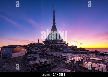 Albergo di montagna e il trasmettitore Jested sopra la città di Liberec Foto Stock