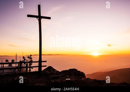 Hotel di montagna situato sopra la città di Liberec Foto Stock