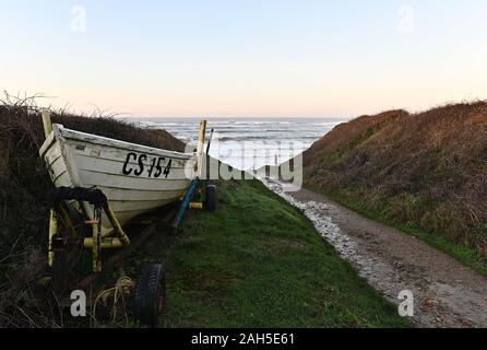 La baia di acqua dolce. Regno Unito. Il 25 dicembre 2019. Sunrise al Brook lombata, una barca sul sentiero fino alla spiaggia. La baia di acqua dolce. Isola di Wight. Regno Unito. 25/12/2019. Credito Bowden Garry/Sport in immagini/Alamy Foto Stock