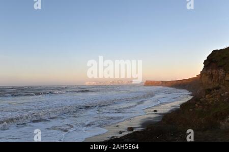 La baia di acqua dolce. Regno Unito. Il 25 dicembre 2019. Sunrise al Brook Chine. La baia di acqua dolce. Isola di Wight. Regno Unito. 25/12/2019. Credito Bowden Garry/Sport in immagini/Alamy Foto Stock