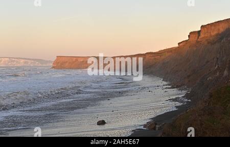 La baia di acqua dolce. Regno Unito. Il 25 dicembre 2019. Sunrise al Brook Chine. La baia di acqua dolce. Isola di Wight. Regno Unito. 25/12/2019. Credito Bowden Garry/Sport in immagini/Alamy Foto Stock