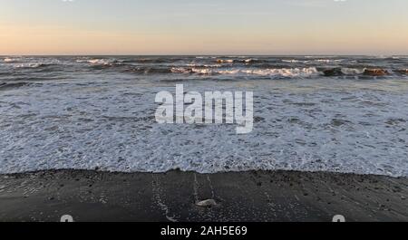 La baia di acqua dolce. Regno Unito. Il 25 dicembre 2019. Sunrise al Brook Chine. La baia di acqua dolce. Isola di Wight. Regno Unito. 25/12/2019. Credito Bowden Garry/Sport in immagini/Alamy Foto Stock