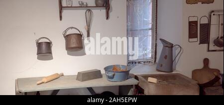 Ungersheim, Haut-Rhin / Francia - 13. Dicembre, 2019: vista interna di un palazzo del XIX secolo la cucina in una storica alsaziano country house Foto Stock