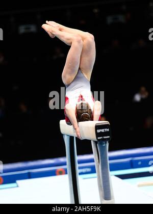 Szczecin, Polonia, 11 Aprile 2019: Leah Griesser di Germania compete sul fascio di equilibrio durante l'Unione dei campionati di ginnastica Foto Stock