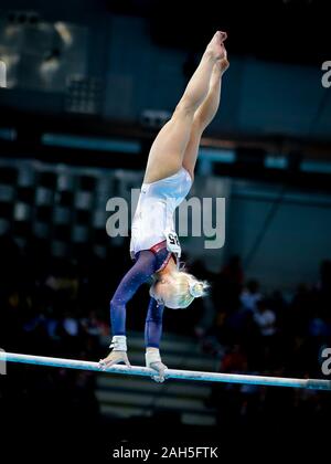 Szczecin, Polonia, 13 Aprile 2019: Angelina Melnikova della Russia si misurano con le barre irregolari durante l'Unione dei campionati di ginnastica Foto Stock