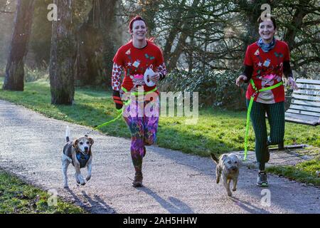 Chippenham, Wiltshire, Regno Unito. 25th dicembre 2019. I corridori in vestito di fantasia sono ritratti mentre prendono parte ad un parkrun 5km di Natale di mattina presto in Monkton Park, Chippenham, Wiltshire. 400-500 persone hanno partecipato all'evento con molti vestirsi in abito elegante. Credito: Lynchpics/Alamy Live News Foto Stock