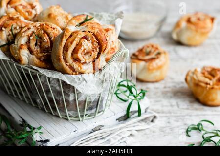 Lumache di amaro e pasta sfoglia con pancetta e semi di sesamo. Confortevole e semplice cibo. Foto Stock