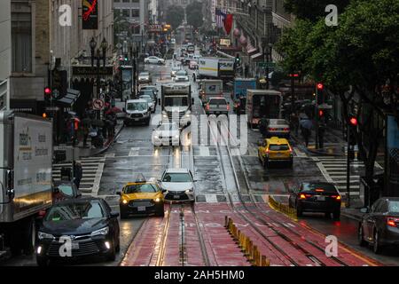 Powell Street view in un giorno di pioggia dal retro di una macchina di cavo a San Francisco, Stati Uniti d'America Foto Stock