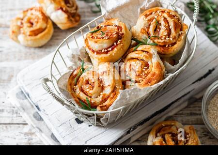 Lumache di amaro e pasta sfoglia con pancetta e semi di sesamo. Confortevole e semplice cibo. Foto Stock