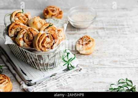 Lumache di amaro e pasta sfoglia con pancetta e semi di sesamo. Confortevole e semplice cibo. Foto Stock