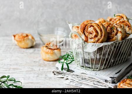 Lumache di amaro e pasta sfoglia con pancetta e semi di sesamo. Confortevole e semplice cibo. Foto Stock