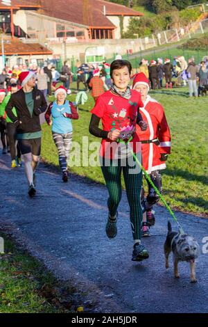 Chippenham, Wiltshire, Regno Unito. 25th dicembre 2019. I corridori in vestito di fantasia sono ritratti mentre prendono parte ad un parkrun 5km di Natale di mattina presto in Monkton Park, Chippenham, Wiltshire. 400-500 persone hanno partecipato all'evento con molti vestirsi in abito elegante. Credito: Lynchpics/Alamy Live News Foto Stock