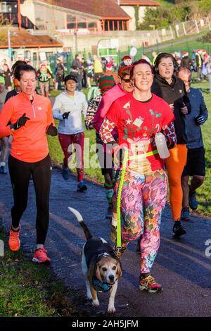 Chippenham, Wiltshire, Regno Unito. 25th dicembre 2019. I corridori sono raffigurati mentre prendono parte ad un parkrun 5km di Natale di mattina presto in Monkton Park, Chippenham, Wiltshire. 400-500 persone hanno partecipato all'evento con molti vestirsi in abito elegante. Credito: Lynchpics/Alamy Live News Foto Stock