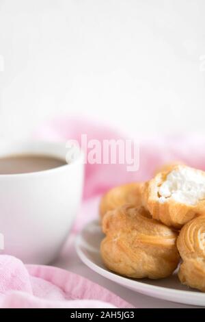 Tazza di caffè sul fondo rosa. Concetto con il caffè. Sfondo con caffè Foto Stock