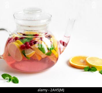 Il tè di frutta con arancia e limone e mirtilli rossi. Teiera con frutta arancio, limone, cranberry, menta. Tè per raffreddori. La vitamina C tè Foto Stock
