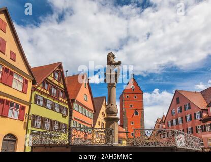 Lowenbrunnen (Lion Fontana) molla con Lion statua sulla sommità di un pilastro a Dinkelsbuhl Città Vecchia, Franconia centrale, Baviera, Germania, un popolare trave Foto Stock