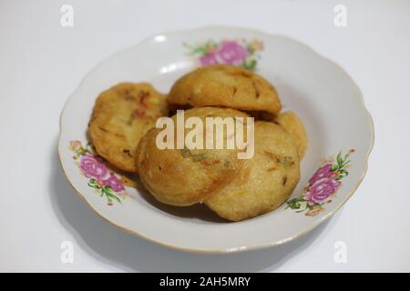 Snack indonesiano Bakwan ,verdure frittella isolato sfondo bianco Foto Stock