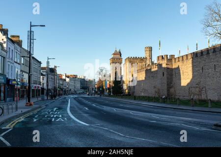 Cardiff, Galles. 25 dic 2019. Le strade più trafficate e strade di Cardiff City Centre sono tranquille l'ultimo giorno di Natale del decennio. Foto Stock