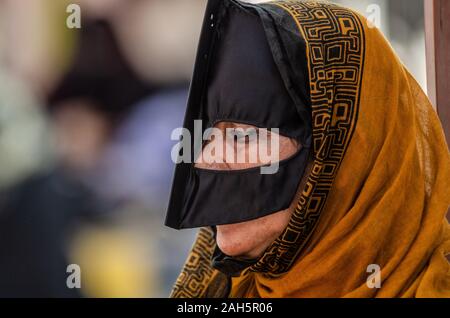 Un Beduino Omani donna che indossa un tradizionale faccia Batoola copertura, Nizwa Souk, Oman Foto Stock