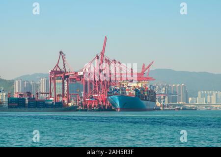 Hong Kong Cina - Novembre 2019: Trasporto nave container e gru a porto centro logistico di Hong Kong Foto Stock