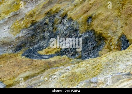 Pietre di colore giallo sulla zona termale del Vulcano (Isole Eolie. L'Italia) Foto Stock