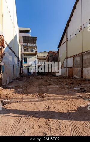 Un vacante in un appezzamento di terreno attende la costruzione di una nuova bottega su una strada di città in Kampong Cham, Cambogia. Foto Stock