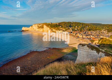 Elevato angolo di visione su Etretat Normandia Francia intorno al tramonto Foto Stock