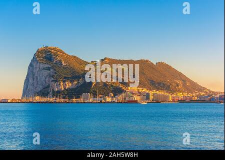 Rocca di Gibilterra al tramonto, visto dalla città di La Linea de Concepción in Spagna Foto Stock