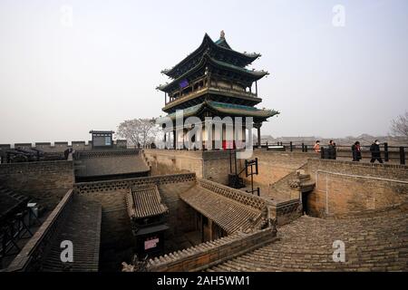 (191225) -- PINGYAO, 25 dicembre, 2019 (Xinhua) -- i turisti di visitare la città antica di Pingyao in Jinzhong, nel nord della Cina di nella provincia di Shanxi, il 25 dicembre 2019. Di Pingyao, un Patrimonio Mondiale UNESCO nel nord della Cina di nella provincia di Shanxi, è famoso per il suo ben conservato di architettura antica tra cui le mura della città. La città si espande nel XIX secolo come la Cina del centro finanziario, come mercanti dello Shanxi ampliato le loro aziende in tutto il paese. Ora, il ben conservato composti di questi facoltosi mercanti e alcuni emergenti elementi moderni come negozi di souvenir, bar, festival fotografia e theatric Foto Stock