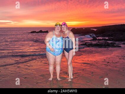 Myrtleville, Cork, Irlanda. 25 dicembre, 2019. Marie Watson, Carrigaline e Brenda Sisk da Tivoli preparando per andare in per un inizio di mattina del giorno di Natale nuotata prima di alba a Myrtleville, Co. Cork, Irlanda.- credito; David Creedon / Alamy Live News Foto Stock