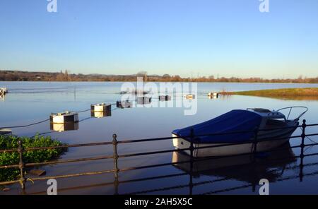 Il fiume Avon inondazioni campi nelle vicinanze a Tewkesbury, GLOUCESTERSHIRE REGNO UNITO, a Cotswolds città mercato, raffigurato su un soleggiato del giorno di Natale, 2019. La città sorge alla confluenza del fiume Severn e il fiume Avon. Le Midlands e Inghilterra del sud ha subito inondazioni durante l approccio al Natale. Regno Unito media riportano che i leader politici hanno invitato il Primo Ministro Boris Johnson a revisionare il sistema per decidere dove flood-finanziamento della difesa è trascorso e lanciare una risposta di emergenza unità per evitare una ripetizione del "catastrofica" i danni causati dalle inondazioni di novembre. Foto Stock